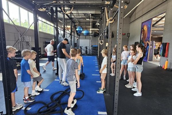 Kinderen zijn aan het koken met verse lokale producten
